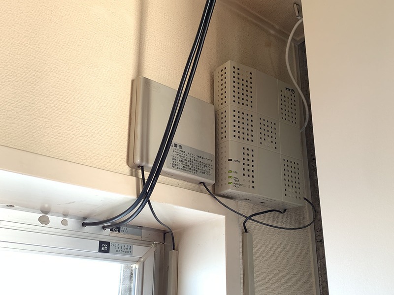 三菱電機製の「GE-PON〈M〉A GE-PON-ONU〈1〉〈2〉」というONUです。拙宅では窓の上の壁に取り付けてあります。ONU左下の4つのランプで動作状態がわかります。中央写真のように、4つのランプ全てが緑点灯（うちUNIランプは点灯もしくは点滅）の状態が正常。どれかのランプがオレンジや赤に点灯・点滅したり消灯したりし続けている場合、何らかのトラブルが起きています。右写真は拙宅の光回線ダウン状態のもの。AUTHランプが消灯したままですが、これは故障中か光回線運用準備中を示しています。