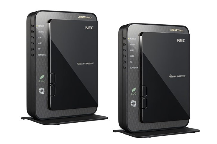 左がNEC「AtermWR9500N（HPモデル）」で、右がNEC「Aterm WG2600HP/E」。どちらも同じ製品が2個入ったセット品で、1個をWi-Fiルーターとして使い、もう1個をWi-Fiアクセスポイントなどとして使えるパッケージです。