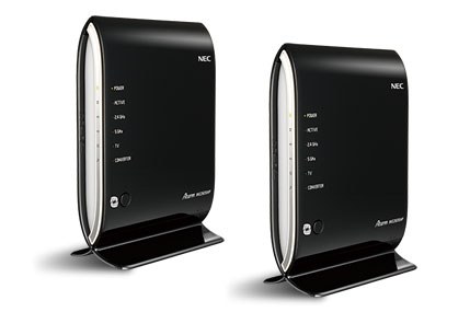 左がNEC「AtermWR9500N（HPモデル）」で、右がNEC「Aterm WG2600HP/E」。どちらも同じ製品が2個入ったセット品で、1個をWi-Fiルーターとして使い、もう1個をWi-Fiアクセスポイントなどとして使えるパッケージです。