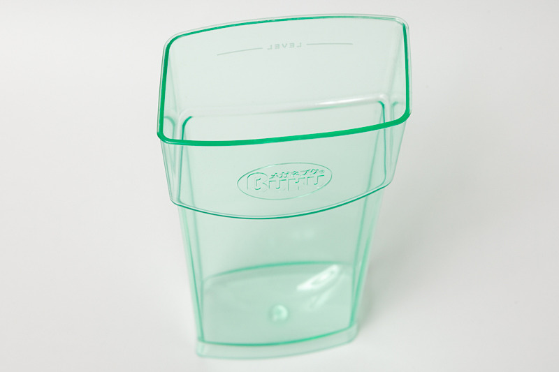 洗浄ケースはメガネの形に合わせたという台形型で秀逸