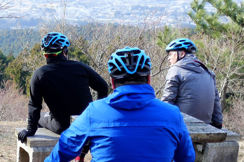 BladeAFのLサイズを使っている様子。筆者の場合、自転車用ヘルメットをかぶると「頭部がキノコみたいなカタチに見える」という違和感が出がちですが、このヘルメットだと深くかぶれることもあり、前から見ても後ろから見てもあまり違和感がありません。