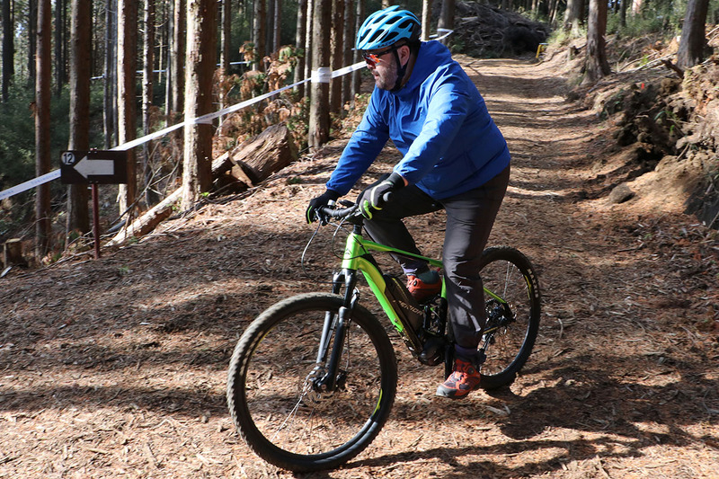 頭の上に異質なモノを乗せている、といった感じも少ない。このとのヘルメット色はわりとハデなブルーだったので、色的には目立ちますが、カタチ的にはとても自然な気がします。