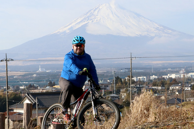 頭の上に異質なモノを乗せている、といった感じも少ない。このとのヘルメット色はわりとハデなブルーだったので、色的には目立ちますが、カタチ的にはとても自然な気がします。