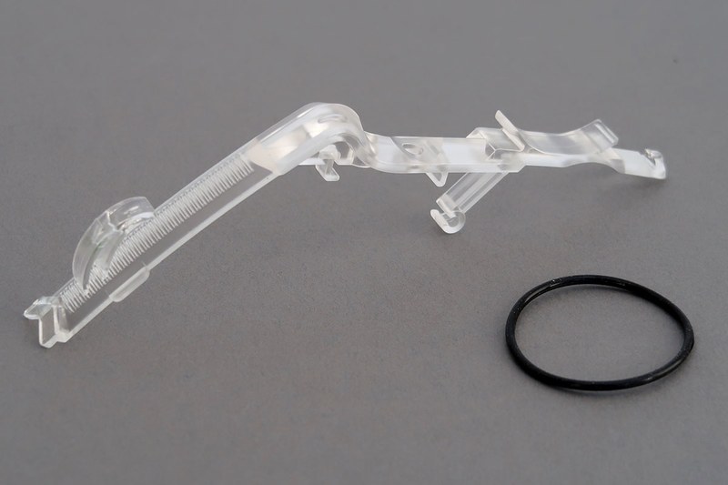 BladeAFにLEDテールランプを内蔵するには、左のマッドキャップ（LEDテールライト対応・ブレイド用）と、右のLEDテールライト（マッドキャップ対応・ブレイド用）が必要です。メーカー希望小売価格（税別）は、マッドキャップが800円、LEDテールライトが2500円です。