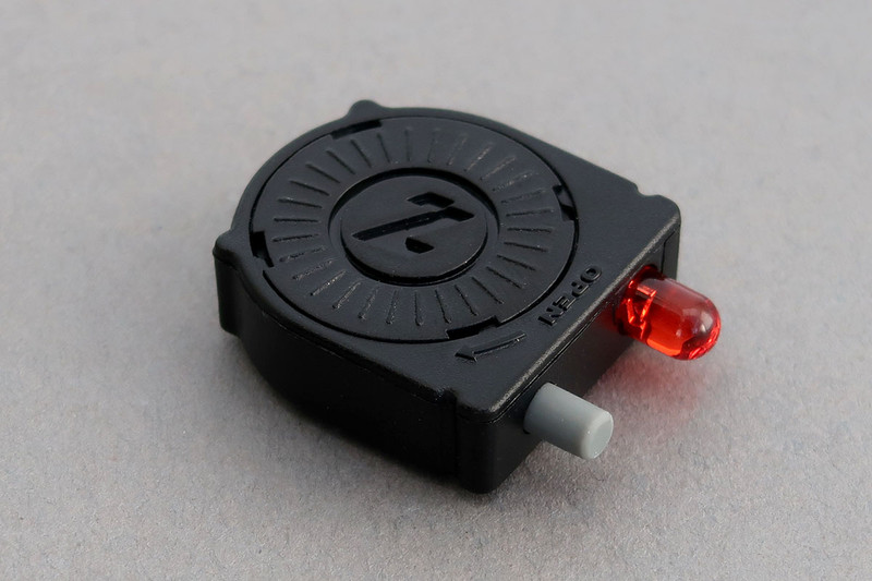 BladeAFにLEDテールランプを内蔵するには、左のマッドキャップ（LEDテールライト対応・ブレイド用）と、右のLEDテールライト（マッドキャップ対応・ブレイド用）が必要です。メーカー希望小売価格（税別）は、マッドキャップが800円、LEDテールライトが2500円です。