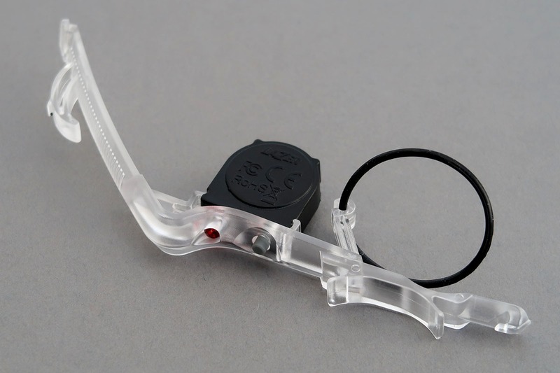 マッドキャップ（透明パーツ）にLEDテールライトとOリングをセット。Oリングは脱落防止のためです。これをヘルメット後部に装着。