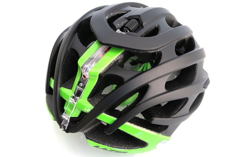 マッドキャップ（透明パーツ）にLEDテールライトとOリングをセット。Oリングは脱落防止のためです。これをヘルメット後部に装着。