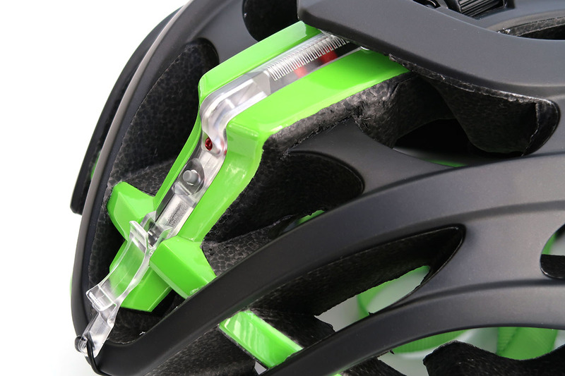 左は装着した状態のアップですが、専用品なので出っ張りなどなくスッキリと取り付けられます。右は点灯させた状態。常時点灯と点滅パターン3種、合計4パターンから選んで点灯できます。LED部にあるグレーのボタンで電源オンオフと点灯パターン切り換えます。