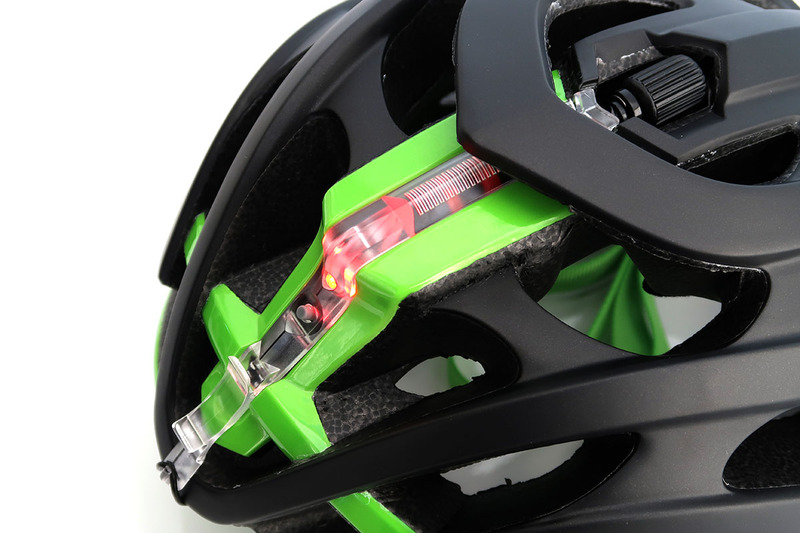 写真ではLEDが暗く見えますが、実際は直視できないくらいの明るさです。夜間だとなおさら目立つ高輝度赤色LED。点灯時には透明パーツ（マッドキャップ）も全体的にうっすら赤く光るので、周囲から認識されやすいテールライトだと思います。