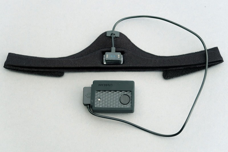 これが Lifebeam Gear Kit です。帯状のものがセンサー部で、ヘルメットの額部分のパッドと交換するかたちで取り付けます。センサー部が額に当たり、そこから心拍数を計測するしくみです。帯状のものの下に見えるのはトランスミッター。これはセンサーから取り外せます。USB充電式で、バッテリー持続時間は約15時間です。メーカー希望小売価格（税別）は1万円。
