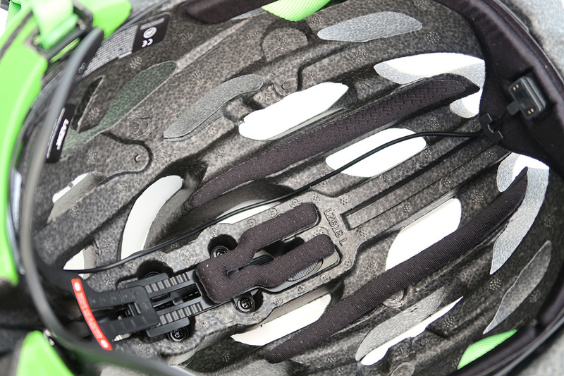 ヘルメットの額部分のパッドを外し、そこにセンサー部分を取り付けます。センサーから伸びるケーブルは後方へと這わせます。