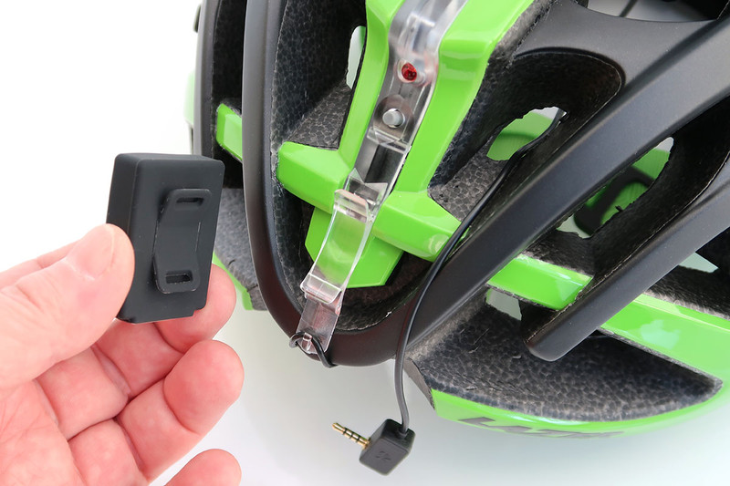 箱状のトランスミッター部を、ヘルメット後方に装着したマッドキャップ（透明のパーツ）にセットし、センサーから伸びるケーブルのプラグをつなぎ。これで取り付け完了。