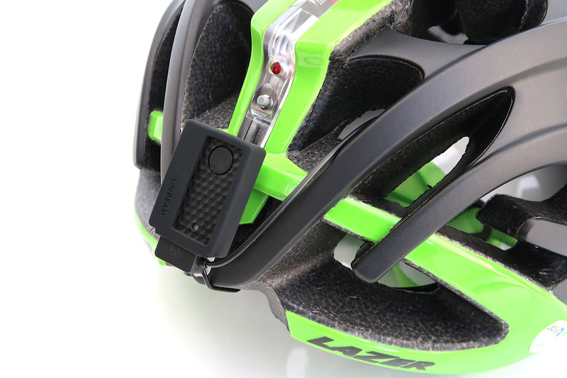 箱状のトランスミッター部を、ヘルメット後方に装着したマッドキャップ（透明のパーツ）にセットし、センサーから伸びるケーブルのプラグをつなぎ。これで取り付け完了。