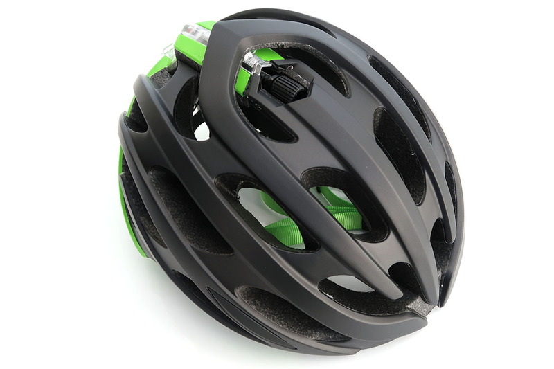 BladeAFでは、頭頂部にあるダイヤルを指で回してヘルメットのフィットの強さを調節します。ダイヤル機構はほかのヘルメットにもありますが、BladeAFは頭頂部に内蔵しているのでダイヤルが目立たず外見的にスッキリしています。