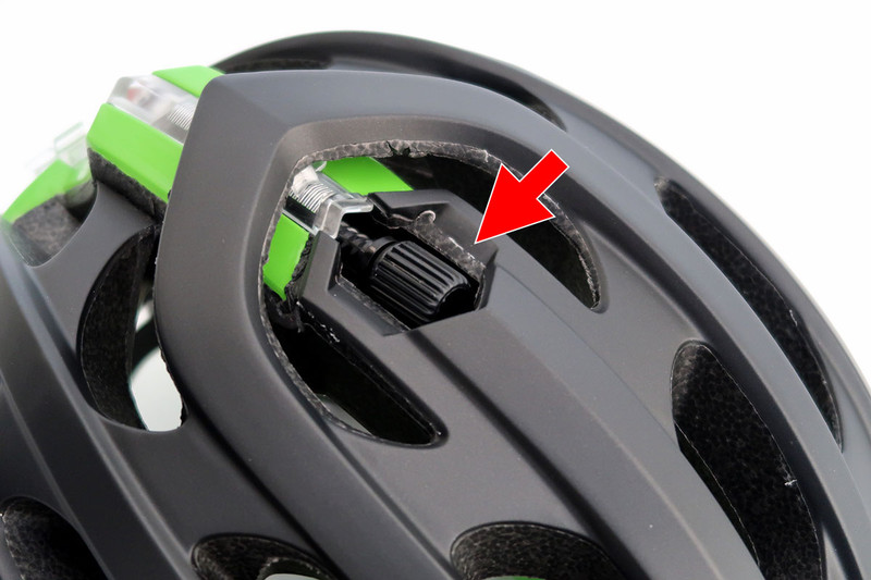 BladeAFでは、頭頂部にあるダイヤルを指で回してヘルメットのフィットの強さを調節します。ダイヤル機構はほかのヘルメットにもありますが、BladeAFは頭頂部に内蔵しているのでダイヤルが目立たず外見的にスッキリしています。