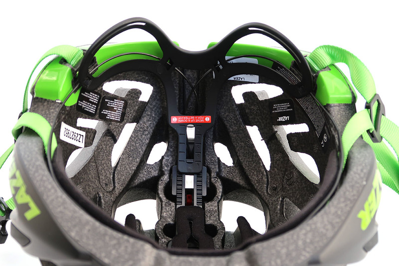 後頭部をサポートする部分の調節幅も広いです。スライドさせることで、サポート部の出っ張り具合を調節可能。ただし調節時にはプラスドライバーが必要です。