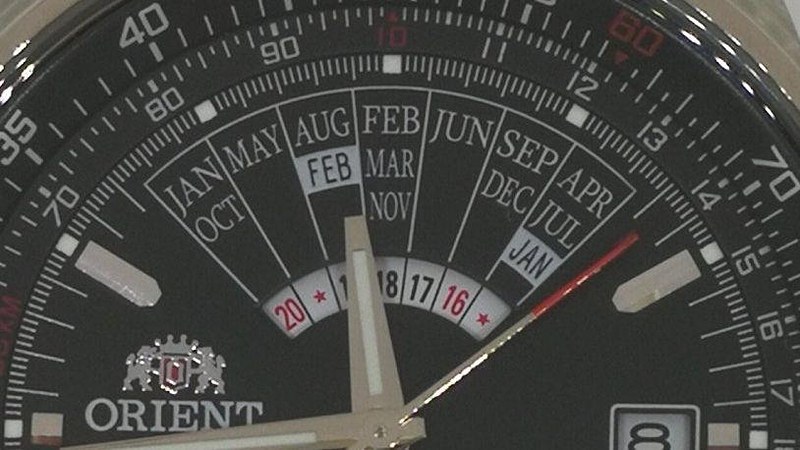 専用のリュウズを回して上半分で年度とカレンダーを知りたい月を合わせると…