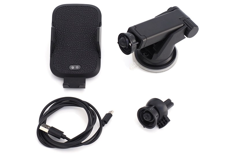 左写真は「GAZEON for CAR 自動ホルダー付き 車載ワイヤレス充電器」に含まれる主なパーツ。ケーブルはUSB Type-Cケーブルです。給電用のアダプターは付属しません。車載ホルダーとしては、粘着吸盤式アーム型ホルダー（中央写真）およびエアコン吹き出し口取り付け型ホルダー（右写真）の2スタイルで使えます。横幅が55～80mm程度までのスマートフォンをセットできます。