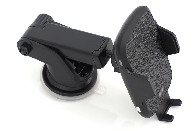 左写真は「GAZEON for CAR 自動ホルダー付き 車載ワイヤレス充電器」に含まれる主なパーツ。ケーブルはUSB Type-Cケーブルです。給電用のアダプターは付属しません。車載ホルダーとしては、粘着吸盤式アーム型ホルダー（中央写真）およびエアコン吹き出し口取り付け型ホルダー（右写真）の2スタイルで使えます。横幅が55～80mm程度までのスマートフォンをセットできます。