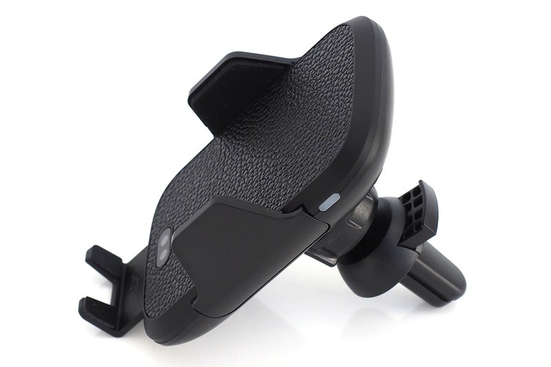 左写真は「GAZEON for CAR 自動ホルダー付き 車載ワイヤレス充電器」に含まれる主なパーツ。ケーブルはUSB Type-Cケーブルです。給電用のアダプターは付属しません。車載ホルダーとしては、粘着吸盤式アーム型ホルダー（中央写真）およびエアコン吹き出し口取り付け型ホルダー（右写真）の2スタイルで使えます。横幅が55～80mm程度までのスマートフォンをセットできます。