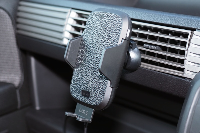 エアコン吹き出し口取り付けスタイルで使っている様子。ホルダーにセットされたスマートフォンがQi充電されます。写真のスマートフォンは iPhone XS Max です。