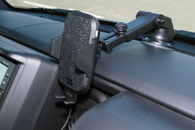 アーム型ホルダーを使い、吸盤位置からホルダー位置までの距離を最大にした様子。アーム長を調節しやすいため、ダッシュボード上の最適な吸盤吸着位置を探りやすいです。写真のスマートフォンは iPhone XS Max です。