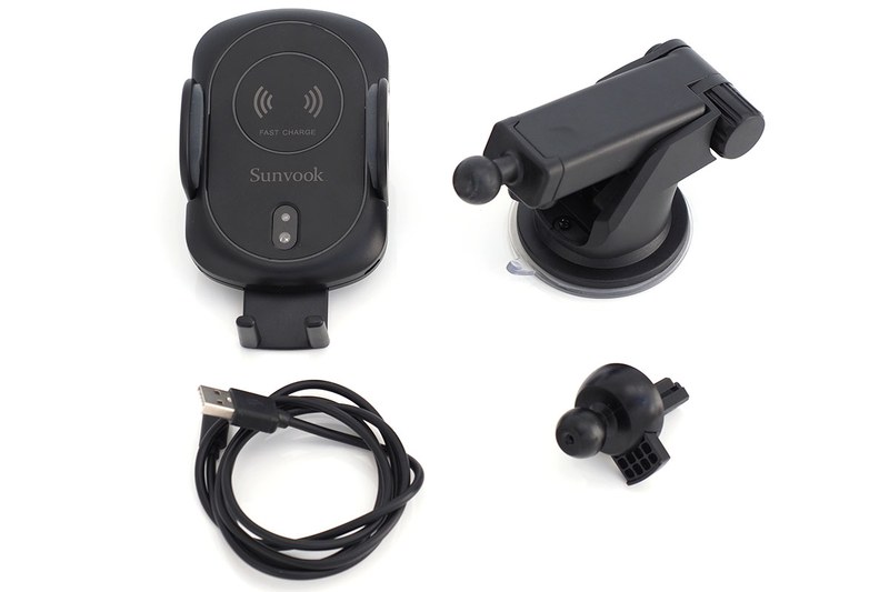 Amazon購入Sunvookブランドの電動・Qi対応・車載ホルダー。左写真が同梱のパーツで、ケーブルはmicroUSBです。粘着吸盤式アーム型ホルダーとエアコン吹き出し口取り付け型ホルダーの2スタイルで使用可能。横幅がだいたい65～90mm程度までのスマートフォンをセットできます。