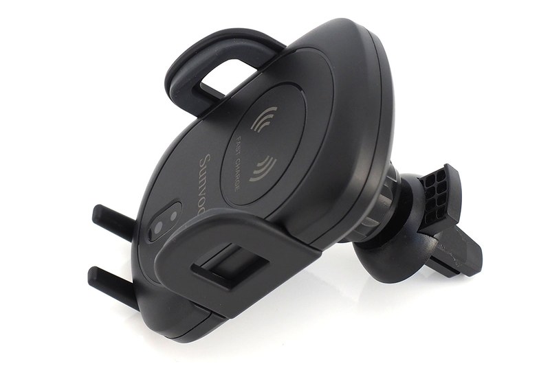 Amazon購入Sunvookブランドの電動・Qi対応・車載ホルダー。左写真が同梱のパーツで、ケーブルはmicroUSBです。粘着吸盤式アーム型ホルダーとエアコン吹き出し口取り付け型ホルダーの2スタイルで使用可能。横幅がだいたい65～90mm程度までのスマートフォンをセットできます。