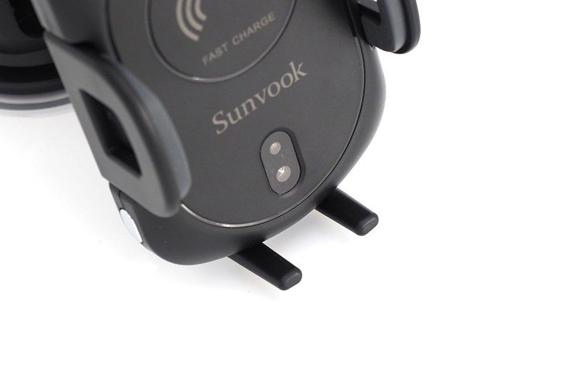 こちらの製品は、スマートフォンの下部を支えるストッパーの長さを調節できます。