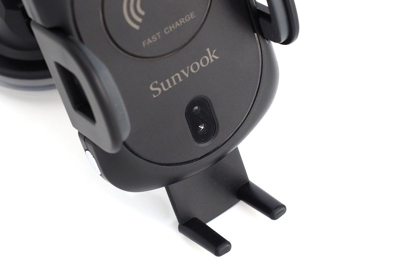 こちらの製品は、スマートフォンの下部を支えるストッパーの長さを調節できます。