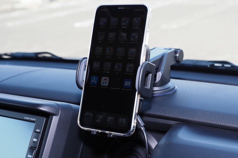 アームスタイルで使っている様子。スマートフォンをセットするとQi充電が行われます。写真のスマートフォンは iPhone XS Max。