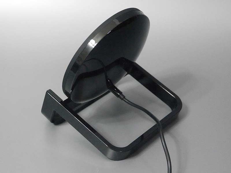 ケーブルは背面中央に挿す