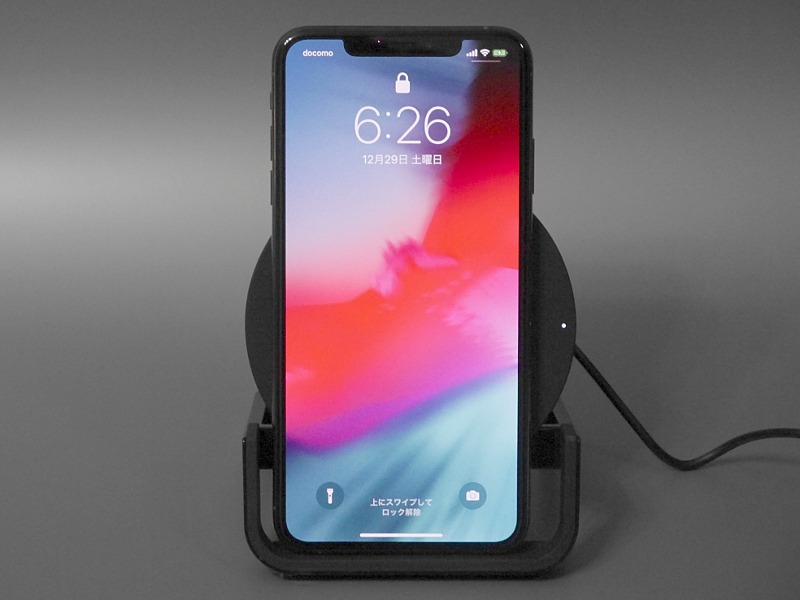 iPhone XS Max設置時（縦置き）。安定感は高く、また厚みのあるケースでも安定して置ける