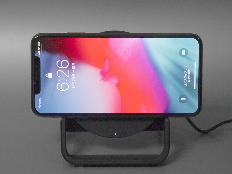 iPhone XS Max設置時（横置き）。フレームに乗せることで位置合わせが不要になる。やや持ち上がる形になるので動画鑑賞にも適する