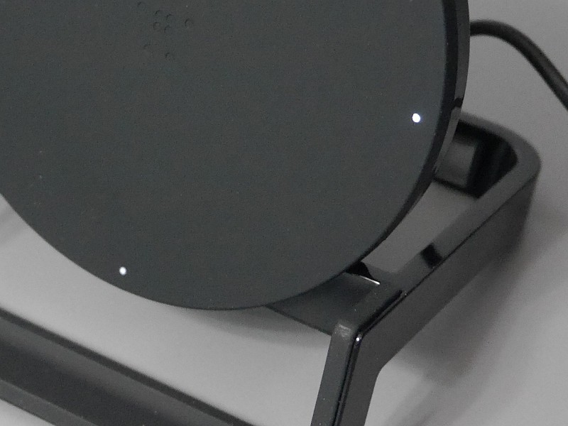 充電ステータスを示すLEDは、縦置きでも横置きでも隠れないように2箇所に配置されている