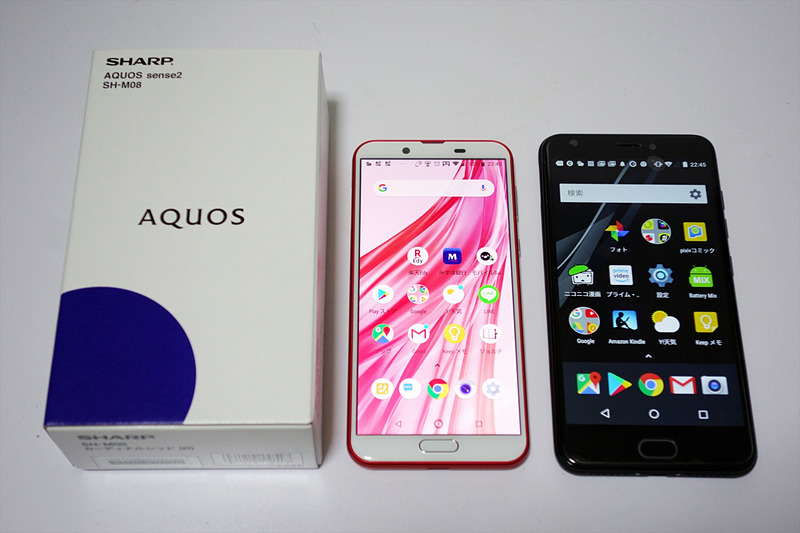 AQUOS sense2（真ん中）と前回まで取り上げてきたEveryPhone PR（右）。同じ5.5インチの画面とは思えないサイズ差。しかもAQUOS sense2のほうがバッテリー容量が大きい（2700mAh、Everyは2500mAh）。左の箱には、充電器、USB Type-Cのケーブルも同梱
