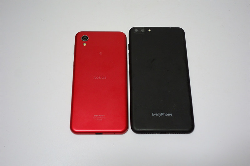 今度は裏面比較。AQUOS sense2のカーディナルレッドは楽天モバイル限定。店員さんに「楽天カラー」と言われたけど、実は昔使っていたiPhone 6＋赤い背面カバーに似ていて選んだ……