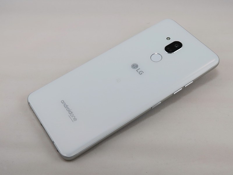 背面には指紋認証センサー、メインカメラを備える。LGのロゴマークの下におサイフケータイのマークがプリントされている