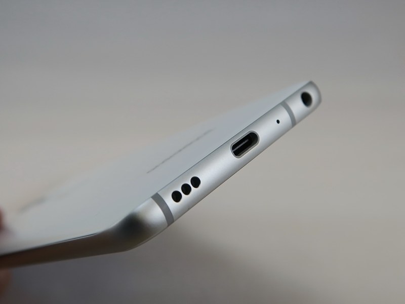 下部にはUSB Type-C外部接続端子、3.5mmイヤホンマイク端子を備える