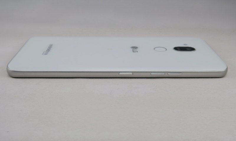 左側面には分割式の音量ボタン、Googleアシスタントボタンを備える