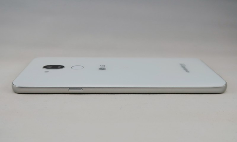 右側面は電源ボタンのみ