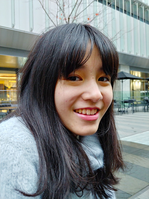 メインカメラを使い、HDRで撮影。背景のボケ味は自然<br>モデル：<a href="http://bonbon-famin.com/cn2/g01.html" class="strong b">るびぃ</a>（ボンボンファミンプロダクション）