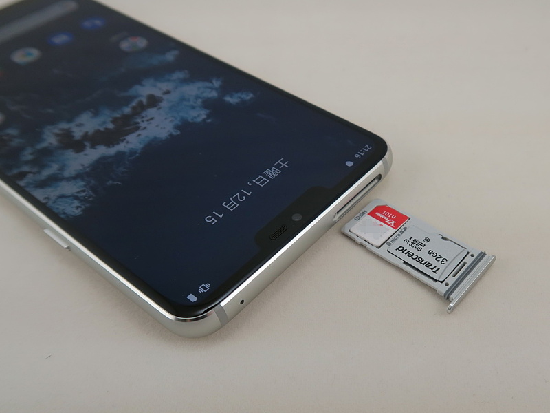 SIMトレイにはnanoSIMカード、microSDメモリーカードを装着可能