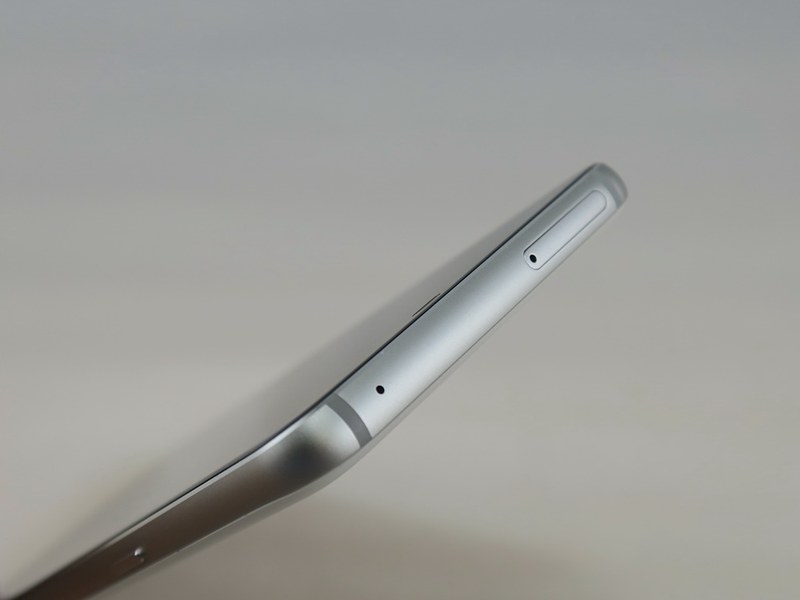 上部にはピンで取り出すタイプのSIMトレイを備える