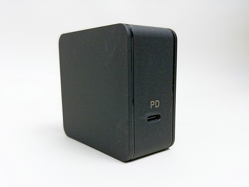 収納型のプラグを備えるウォールチャージャータイプ