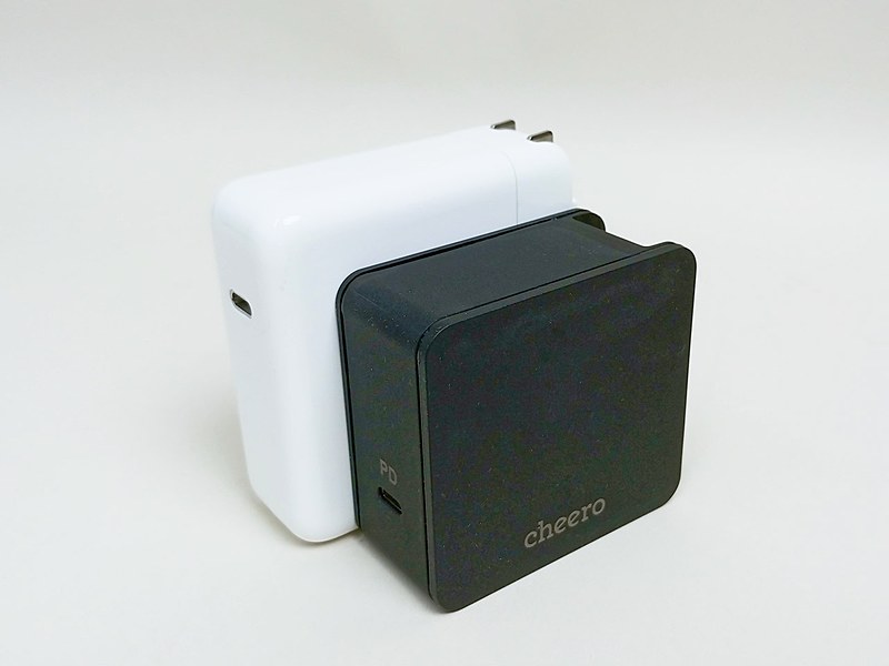 Apple純正61Wアダプターと比較。ひと回り小さい