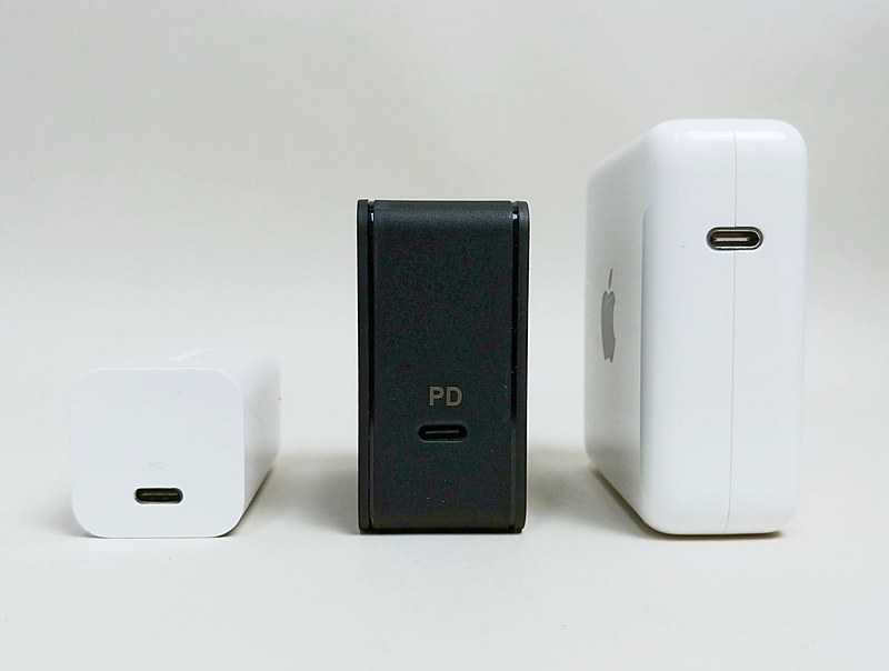 日本ではまだ入手できないが、innergieの超小型60Wアダプター（左）とも比較してみた