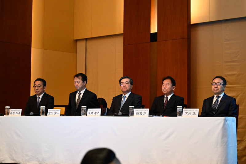 ソフトバンクの経営陣。左から財務担当、技術担当、法人担当、コンシューマー担当、社長という並び