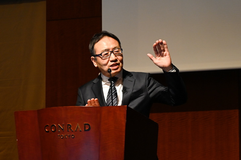 質疑応答で回答する宮内社長