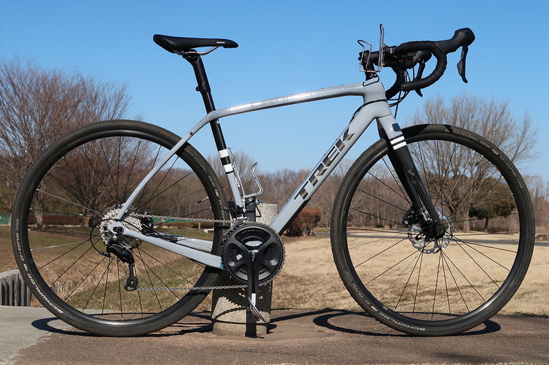 車止めの石柱を使ってロードバイクを自立させた様子。ペダルが引っ掛かる「取っ掛かり」があれば、自転車を自立させられる場合があります。